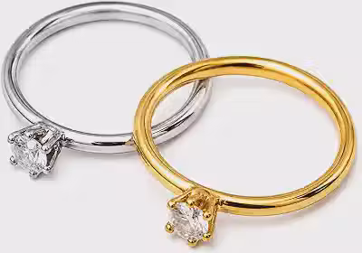 Anel Solitário Dourado com Pedra Redonda em Garra Clássica Design Elegante Acabamento Polido Aro Fino Joia para Noivado Compromisso ou Presente
