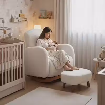 Poltrona/Cadeira Orgânica de Amamentação, Base em Madeira Tipo Canoa, Estofado Off White com Balanço, para Maternidade- SANMOV