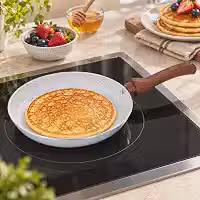 Panquequeira Tapioqueira 22 cm Revestimento Cerâmico Antiaderente e Indução, Frigideira Rasa de Alumínio 700 ml para Panquecas, Crepes, Omeletes e Ovos, Todos os Fogões, Cabo Amadeirado